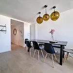 Rubensplein 7p, 4 Adults & 3 Kids - Free Parking Apartment *