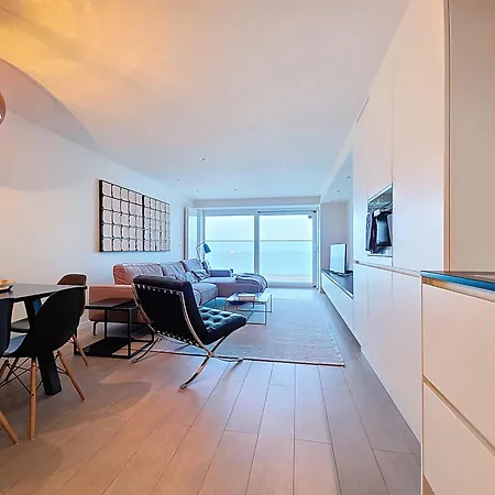 Rubensplein 7p, 4 Adults & 3 Kids - Free Parking * Knokke-Heist